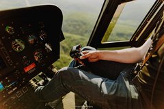 Pilot fliegt Hubschrauber