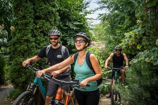 Fahrradfahrer schieben ihr Fahrrad durch den Wald