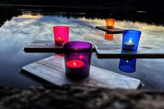 Lichterschiffe schwimmen auf dem Teich