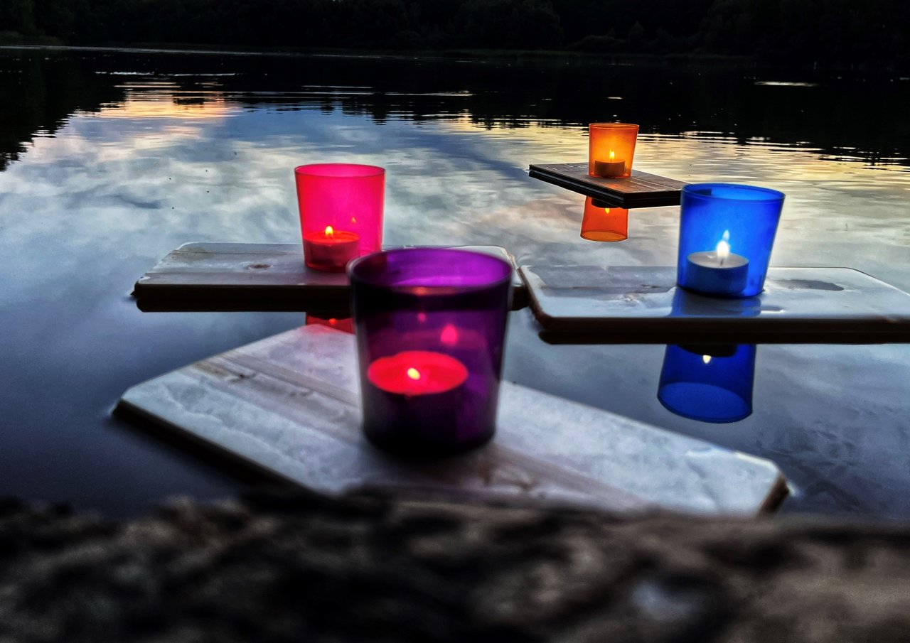 Lichterschiffe schwimmen auf dem Teich