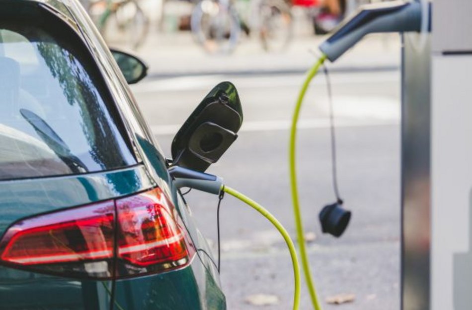 Nahaufnahme eines E-Autos an einer Ladesäule