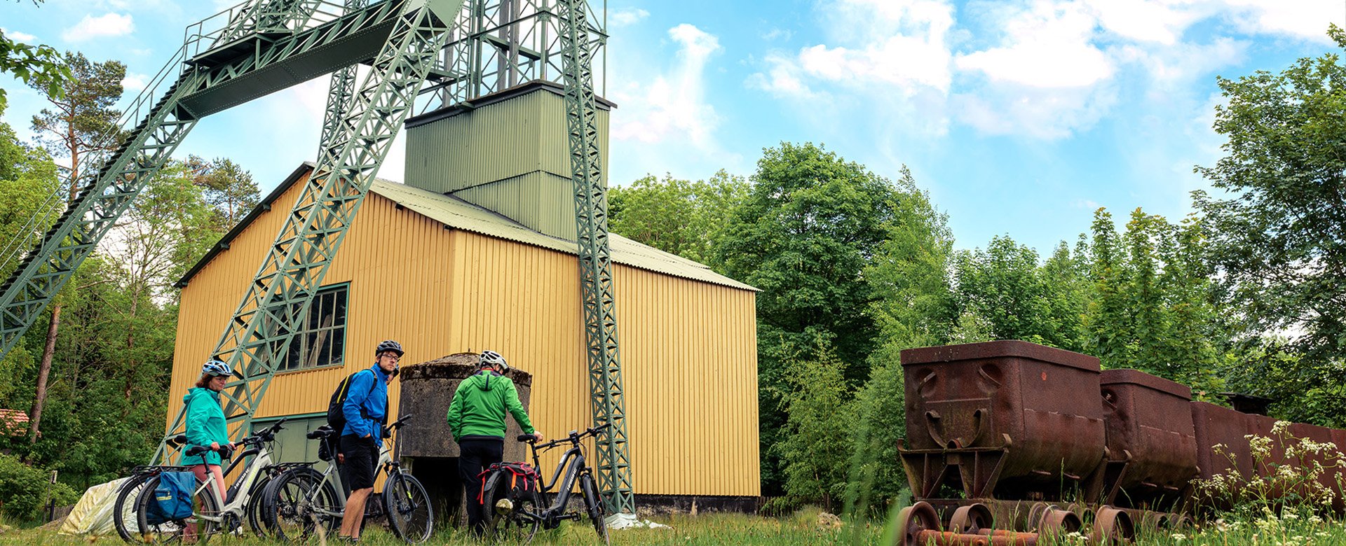 Mehrere Radfahrer vor der Ottiliae-Schacht Anlage