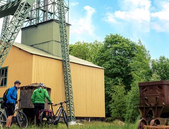 Mehrere Radfahrer vor der Ottiliae-Schacht Anlage