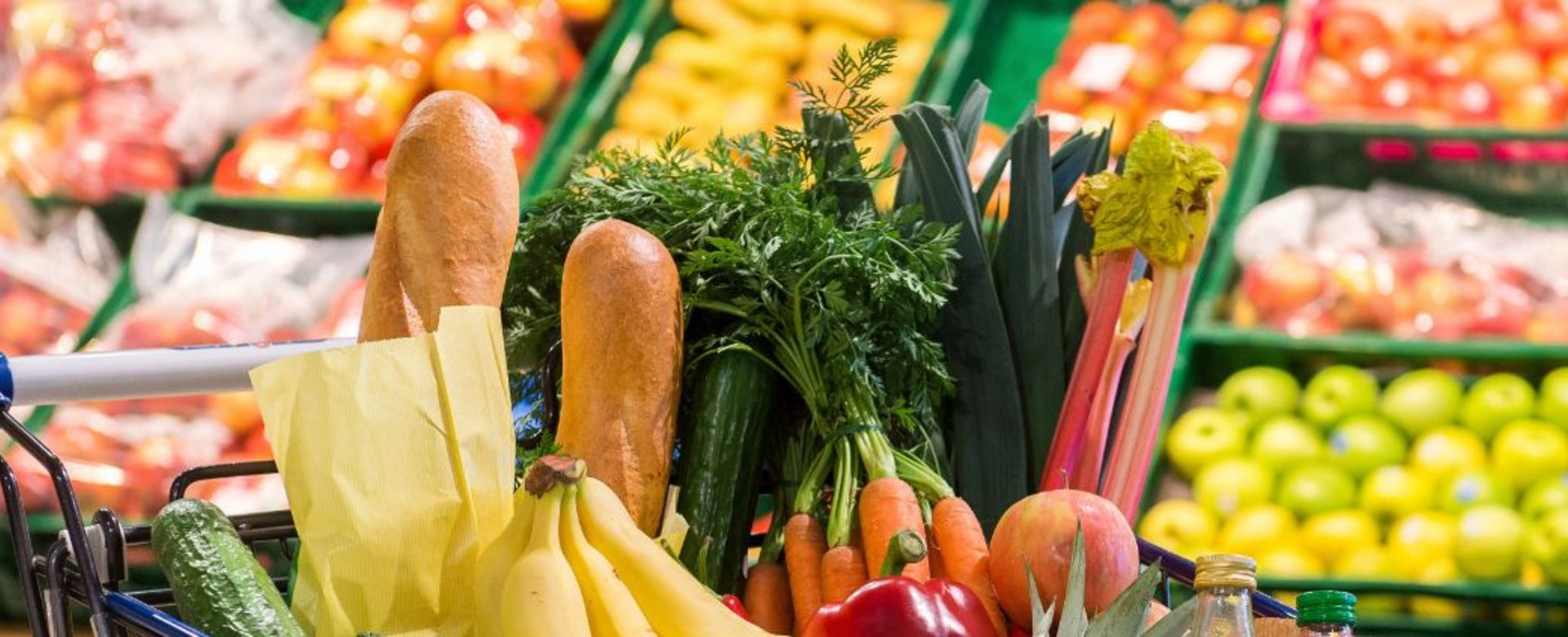 verschiedene Lebensmittel in einem Einkaufswagen