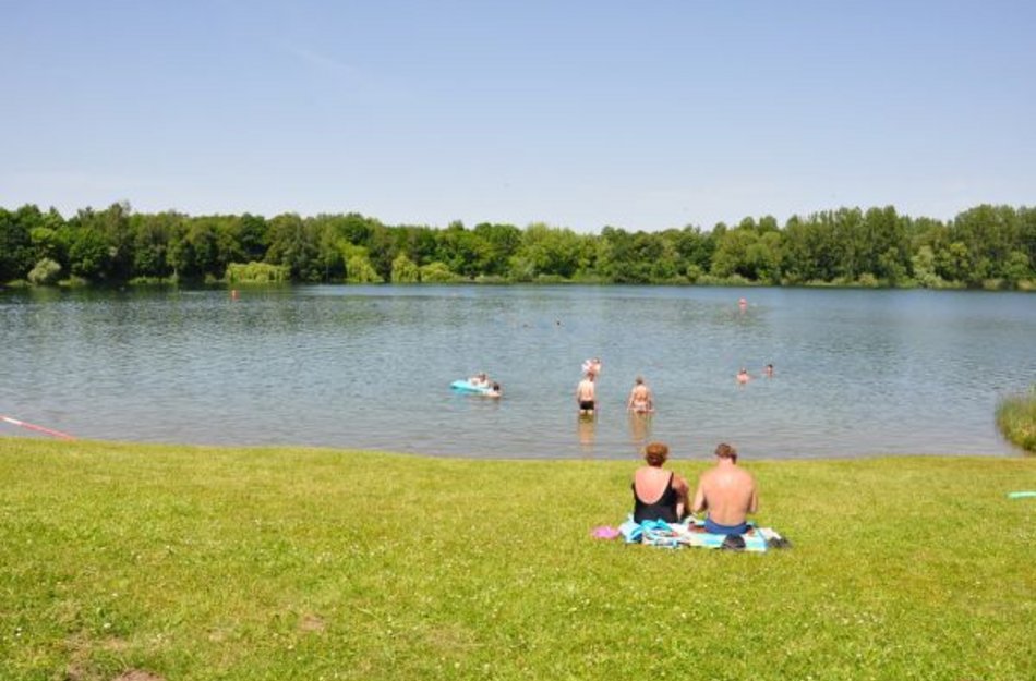 Badegäste liegen am Teich