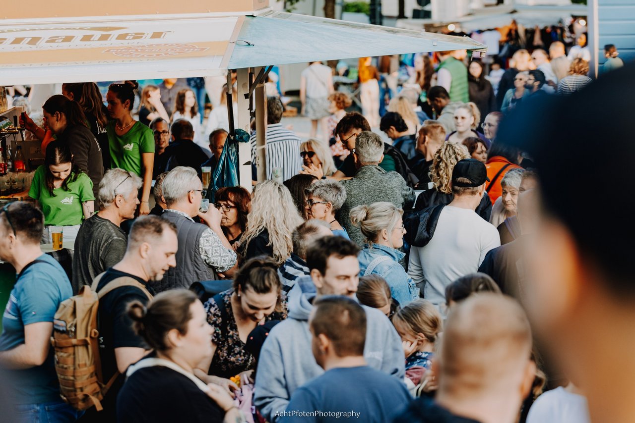 Viele Gäste auf dem Platz 