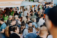 Viele Gäste auf dem Platz 