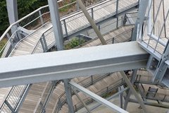 Blick nach unten auf den Augang des Baumwipfelpfads