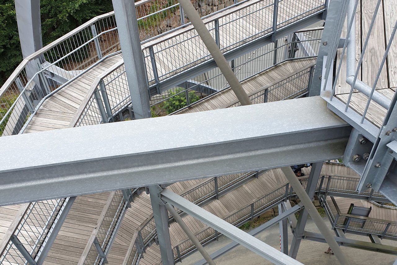 Blick nach unten auf den Augang des Baumwipfelpfads