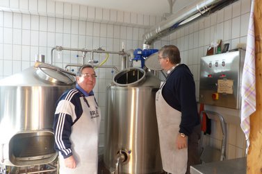 2 Männer vor Maschinen zum Bierbrauen