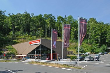 Blick auf das Höhlenerlebniszentrum am Iberg