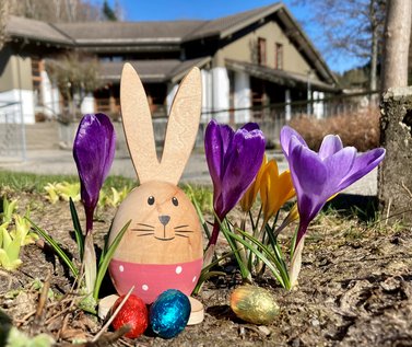 Ein Hase sitzt mit Eiern im Kurpark Altenau 