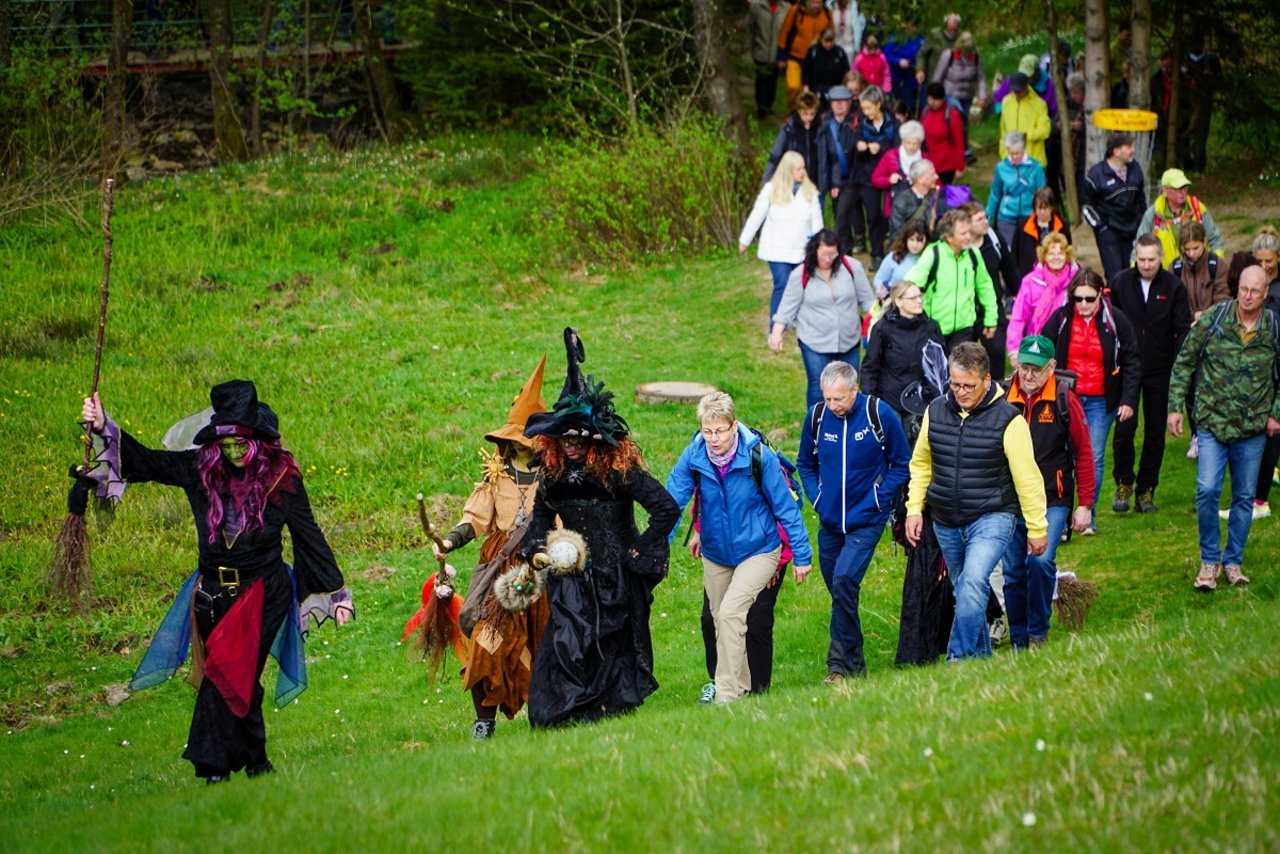 Eine Wandergruppe folgt den Hexen über die Wiese