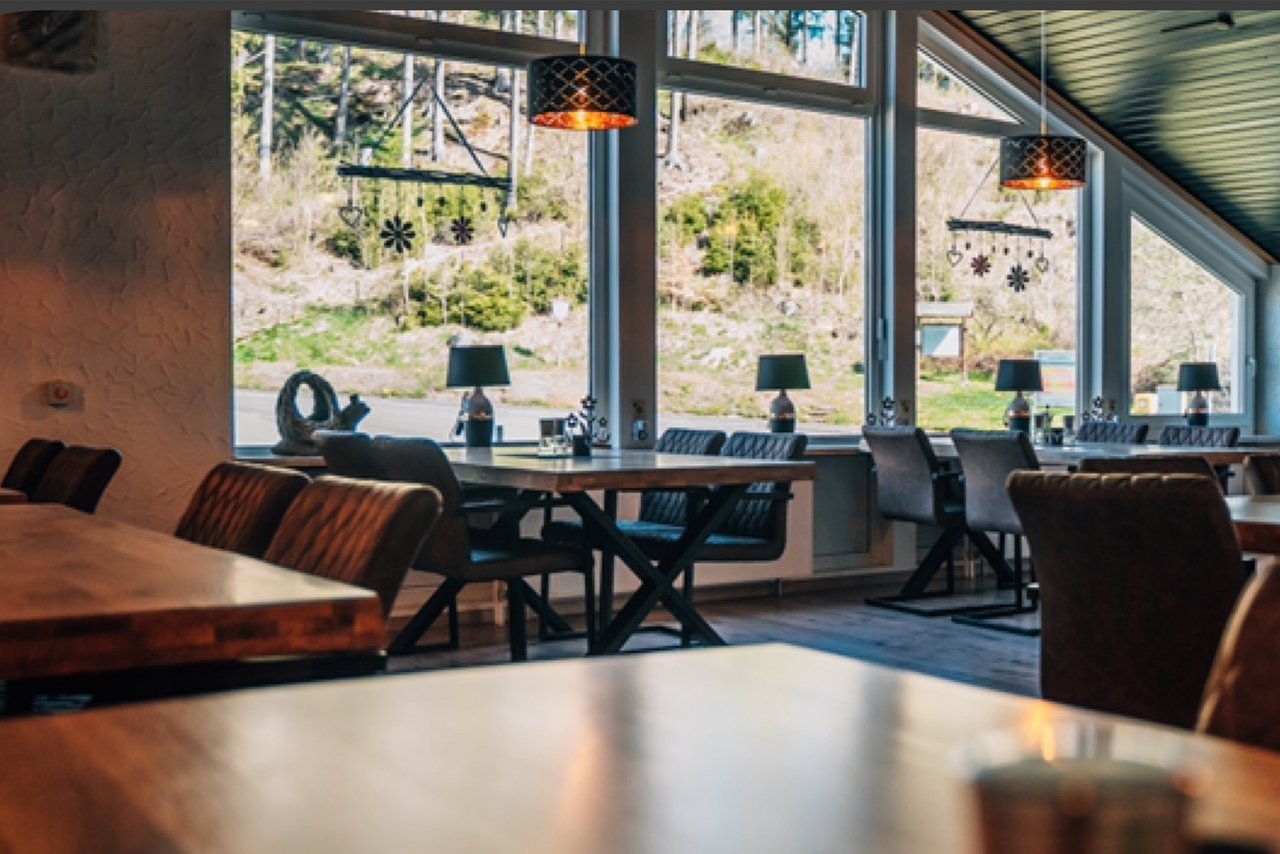 Gastronomie mit Stühlen und Tischen im GlowGolf