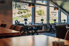 Gastronomie mit Stühlen und Tischen im GlowGolf