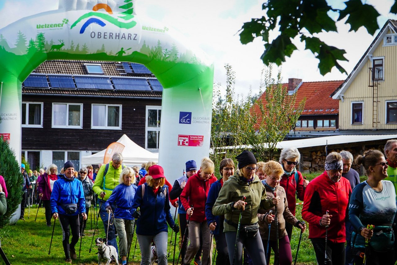Teilnehmer starten in Altenau durch den Torfbogen auf die Strecke 