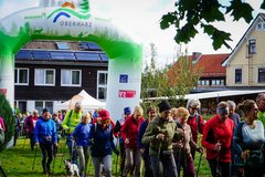 Teilnehmer starten in Altenau durch den Torfbogen auf die Strecke 