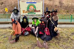 Hexen stehen vor der Tafel am Kräuterpark Altenau 