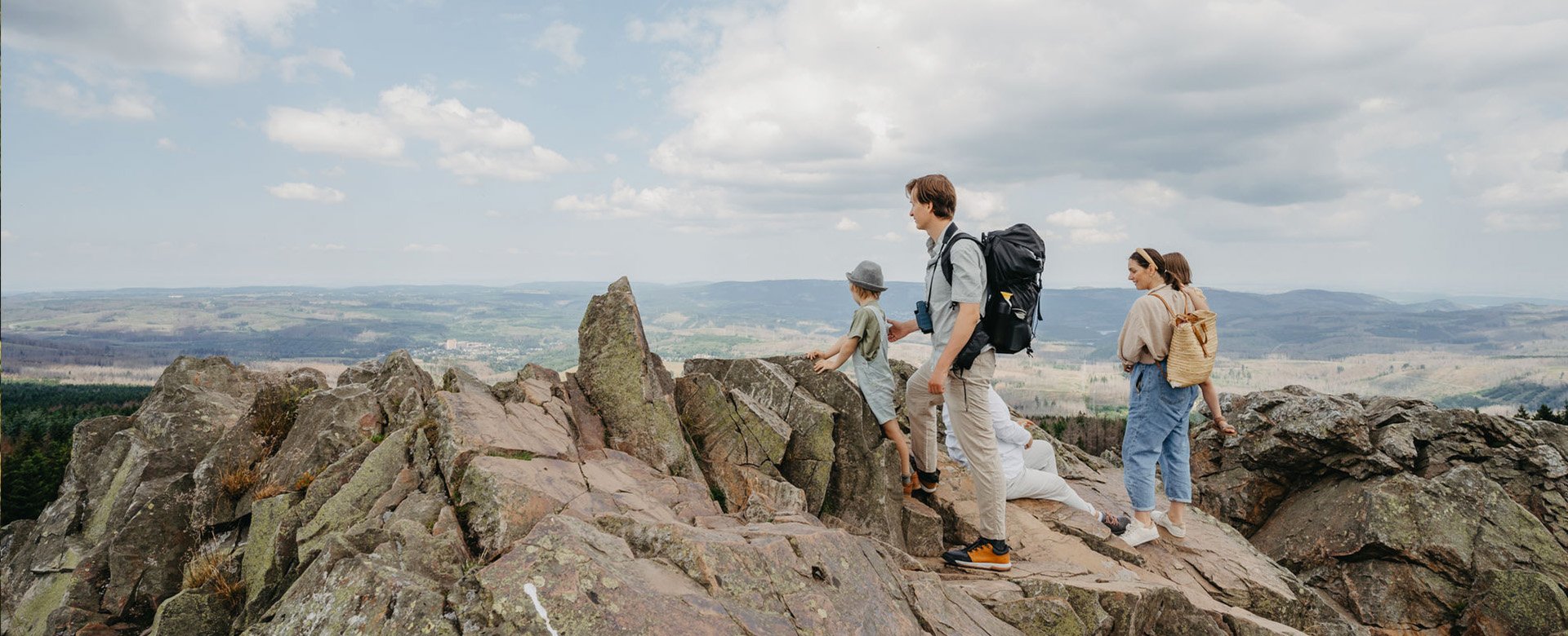 Familie steht auf den Felsen der Wolfswarte
