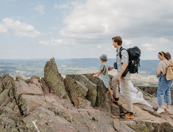 Familie steht auf den Felsen der Wolfswarte