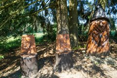 Geschnitzte Holzfiguren mit Gesichtern 