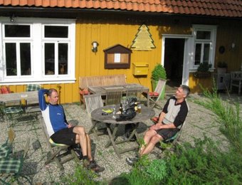 Fahrradfahrer sitzen am Tisch beim Polsterberger Hubhaus 
