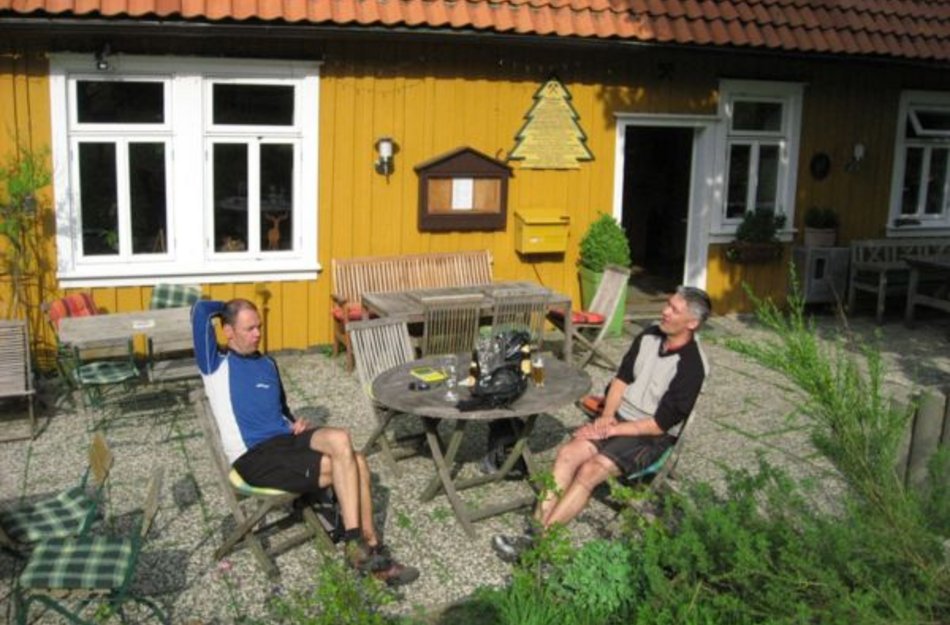 Fahrradfahrer sitzen am Tisch beim Polsterberger Hubhaus 