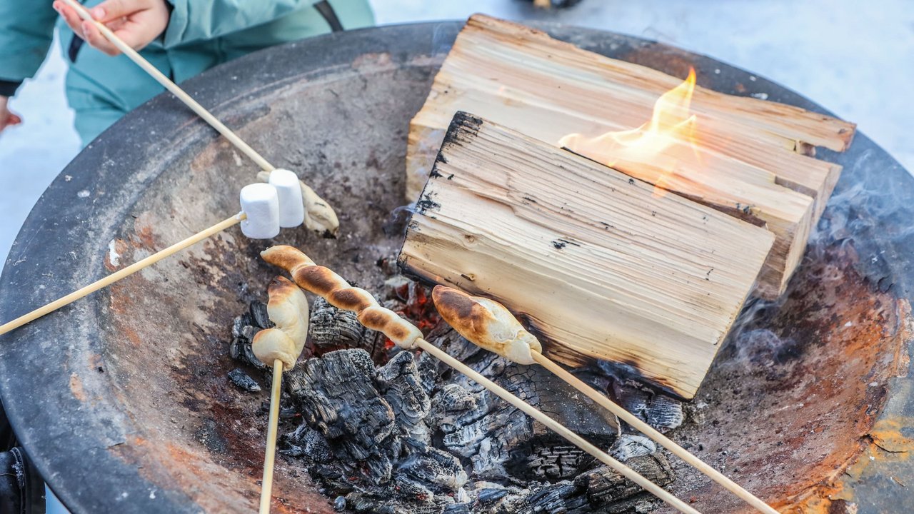 Stockbrot backen über dem Feuer 