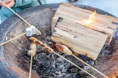 Stockbrot backen über dem Feuer 