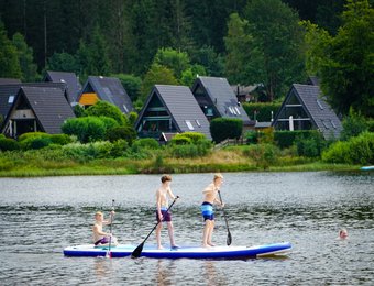 Kinder paddeln auf einem großen SUP