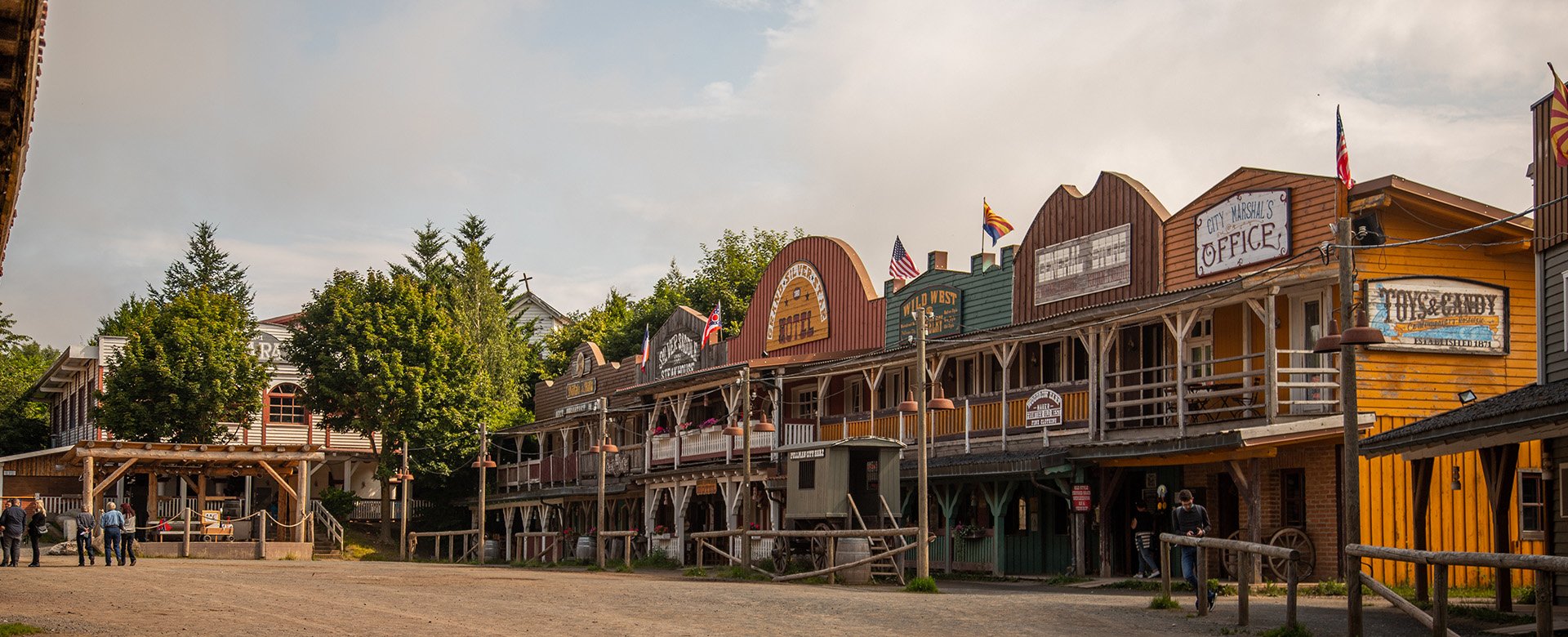 ein paar Salon Gebäude mit Vorplatz in Pullman City