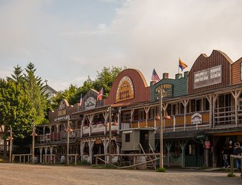 ein paar Salon Gebäude mit Vorplatz in Pullman City