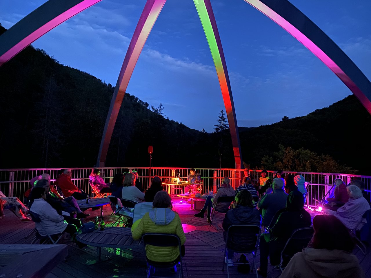 Krimilesung auf dem Baumwipfelpfad im Abendschein