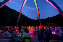 Krimilesung auf dem Baumwipfelpfad im Abendschein