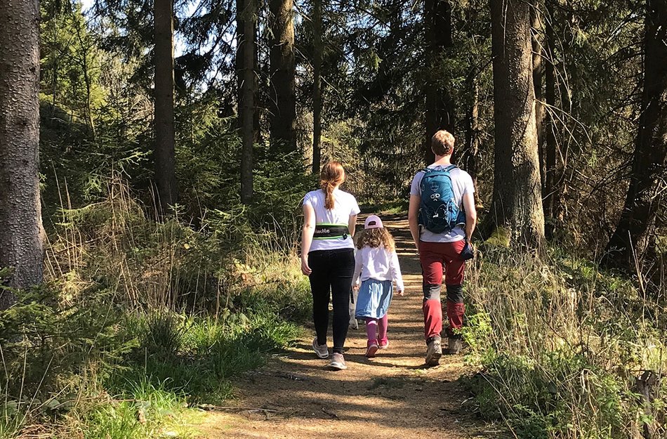 Eine Familie wandert im Wald