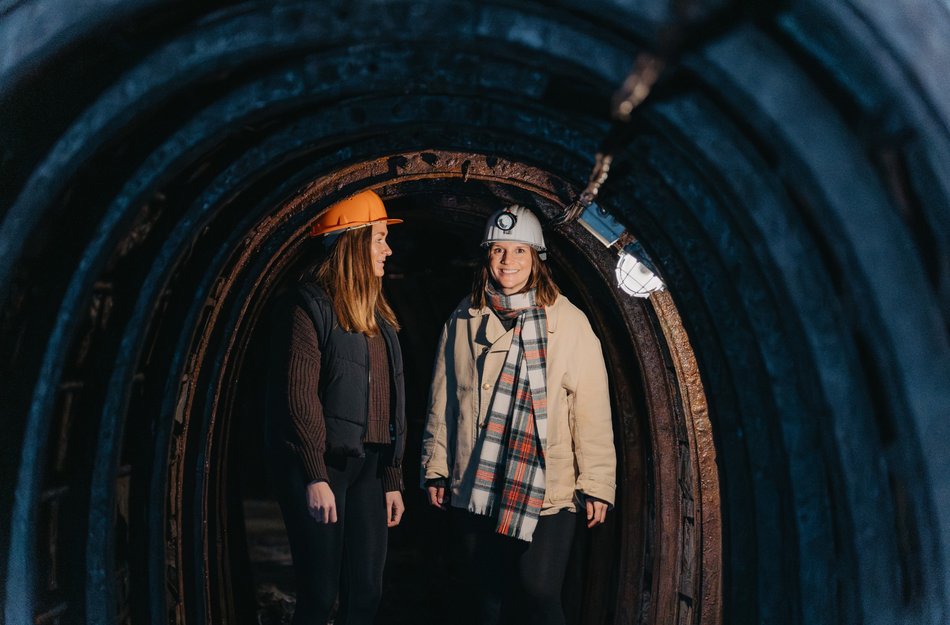 Zwei Frauen stehen in einem Berwerktunnel