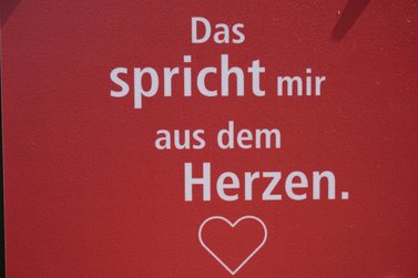 Die Tafel zeigt ein Zitat auf dem Altenauer Herzweg