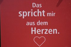 Die Tafel zeigt ein Zitat auf dem Altenauer Herzweg