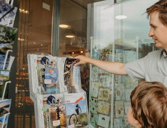 Vater und Junge greifen nach Prospekten 