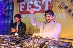 DJ steht auf der Bühne und legt auf 