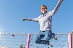 Kind springt auf Trampolin