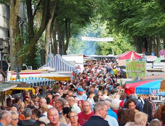 Menschenmassen welche über den Bergbauernmarkt schlendern