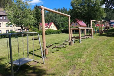 verschiedene Balance-Hindernisse im Mehrgenerationen Bewegungspark