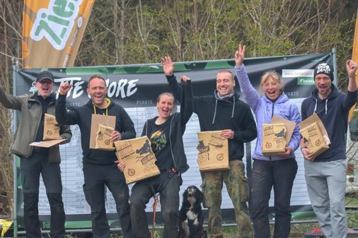 Sieger freuen sich mit Pokal
