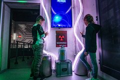 Kinder stehen vor dem Eingang in das 5D Kino Prof. Fallwasser