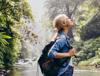 Frau atmet im Wald durch