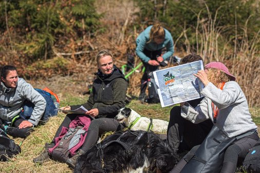 Teilnehmer sitzen und schauen in Karte 