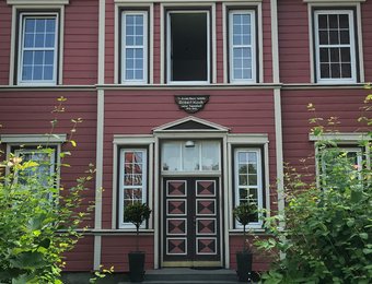 Frontansicht vom Jugendhaus von Robert Koch 