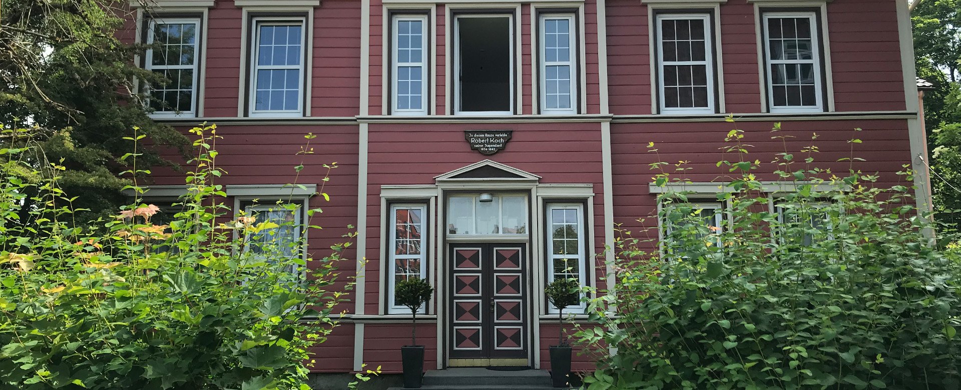Frontansicht vom Jugendhaus von Robert Koch 