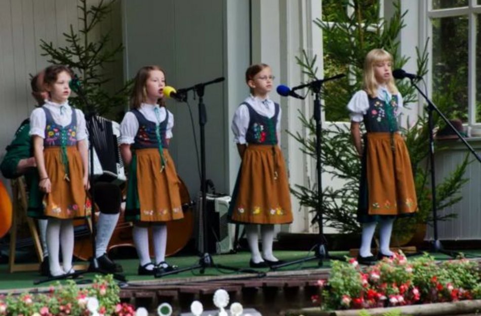 Kinder jodeln auf der Bühne 